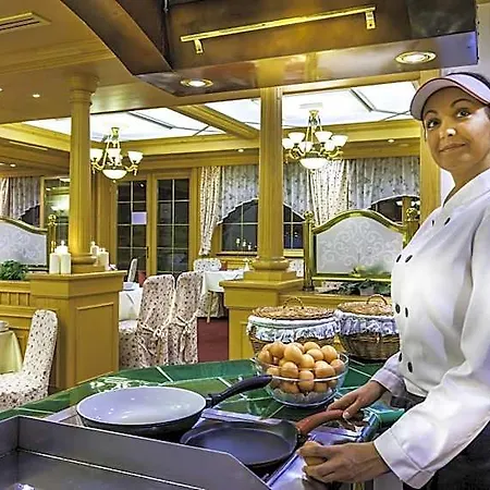 Ξενοδοχείο Medici & Restaurant 4*